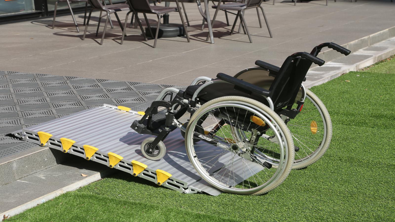 FOLDING ROLL  RAMP